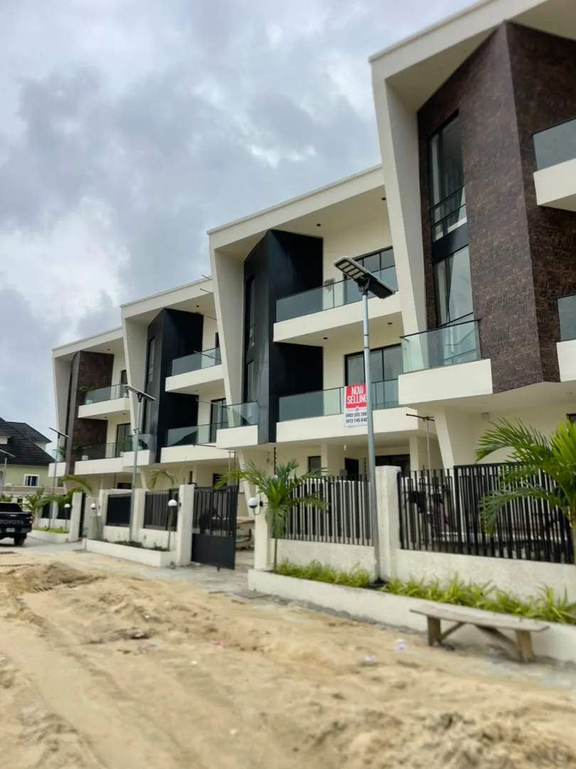 5 Bedroom Fully Detached Duplex: view 1 of 12