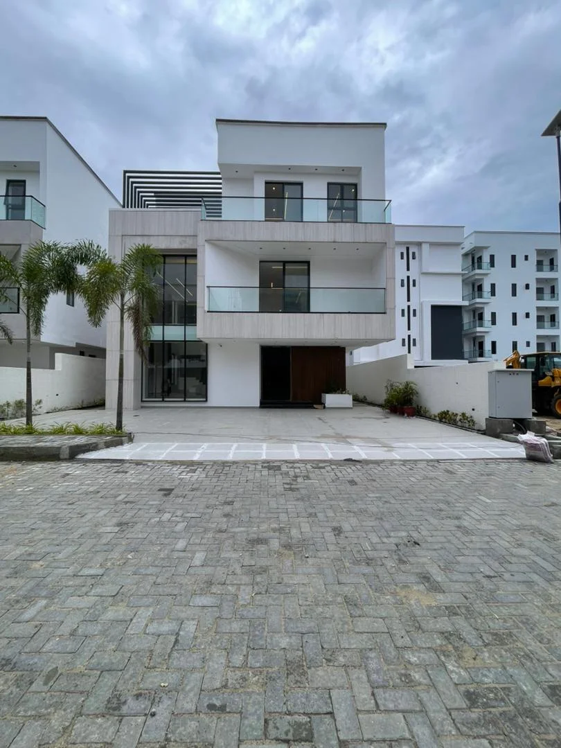 5 Bedroom Fully Detached Duplex: view 1 of 12